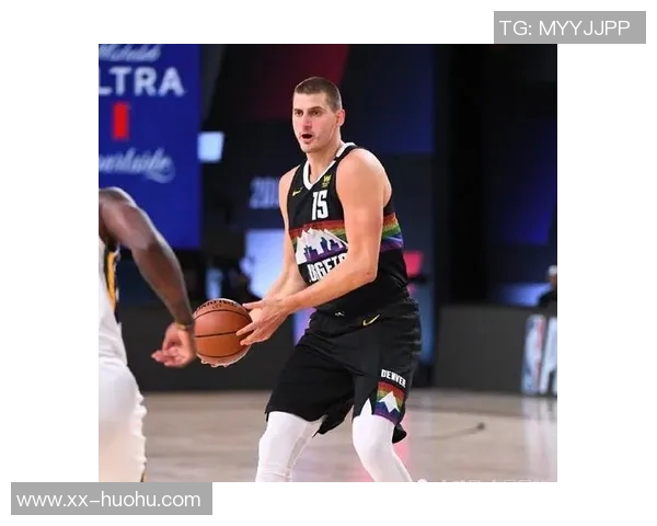 约基奇倒下后昔日好友现身邪魅一笑引发赛场风波